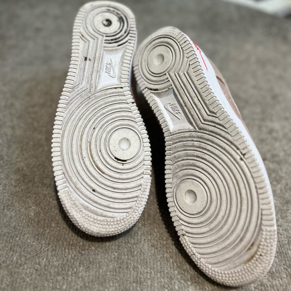 Wmns Air Force 1 '07 'Fossil Stone Laser Crimson' - Picture 5 of 5